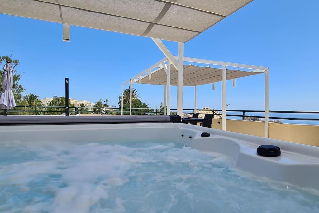 Luxury Penthouse With Sea&Mountain Views & Hot Tub - Tranquility & Rest Lejlighed Benalmádena Eksteriør billede