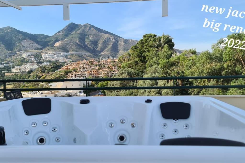 Luxury Penthouse With Sea&Mountain Views & Hot Tub - Tranquility & Rest Lejlighed Benalmádena Eksteriør billede