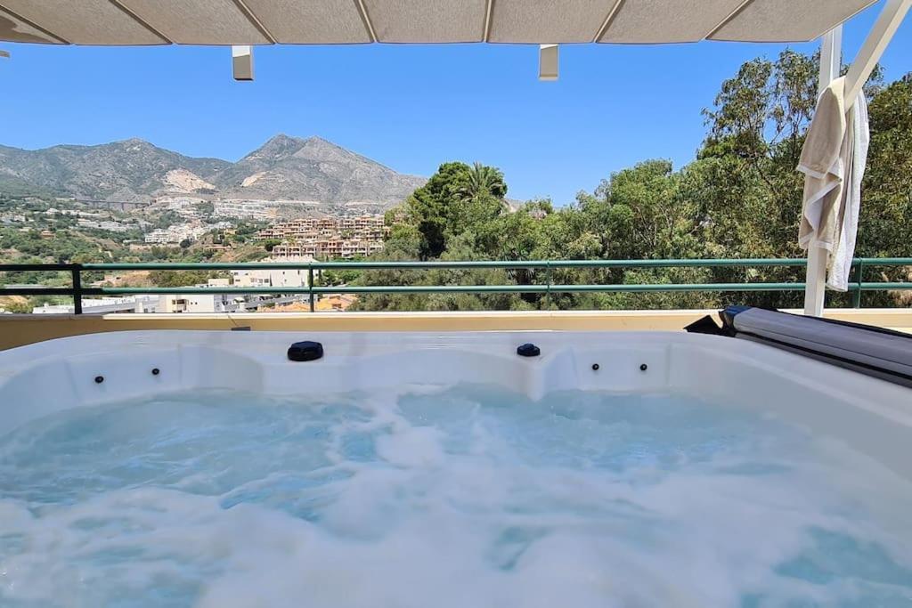 Luxury Penthouse With Sea&Mountain Views & Hot Tub - Tranquility & Rest Lejlighed Benalmádena Eksteriør billede